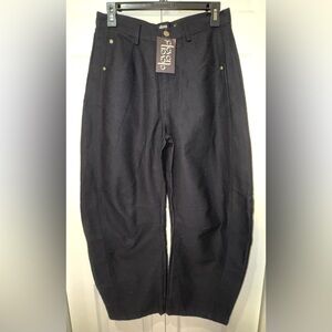 Eleven Eleven boutique brand black barrel jeans size M. NWT